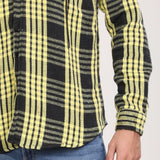 قميص كاروهات رجالي اصفر في اسود من ازياء