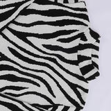 بلوفر رسومات حريمى تريكو ابيض في اسود شتوي من اتش - Zebra